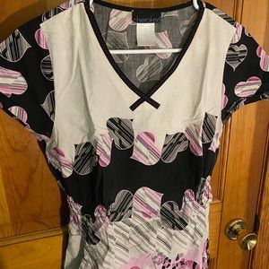 💚Cherokee brand; Pink, White, Black hearts scrub top (S)